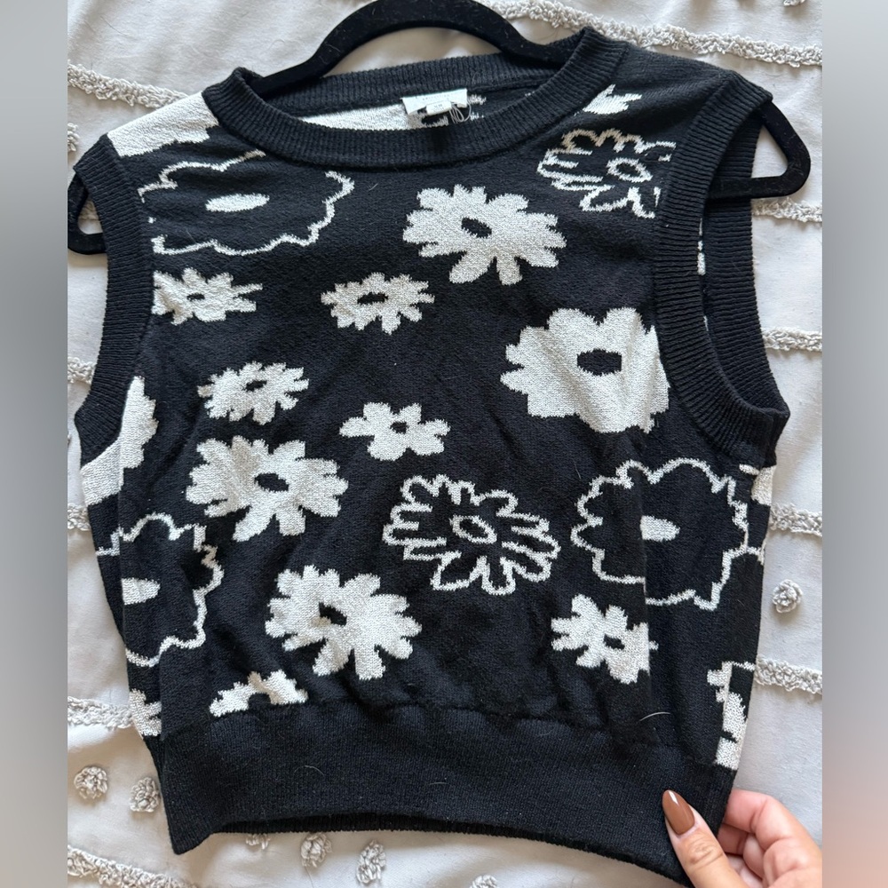 Le lis Black and White Floral Knit Tank Top